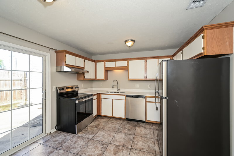 1,430/Mo, 4080 Nir Shreibman Blvd Apt 5 La Vergne, TN 37086 Kitchen View