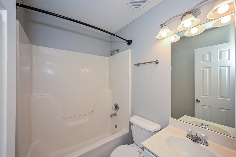 1,430/Mo, 4080 Nir Shreibman Blvd Apt 5 La Vergne, TN 37086 Main Bathroom View