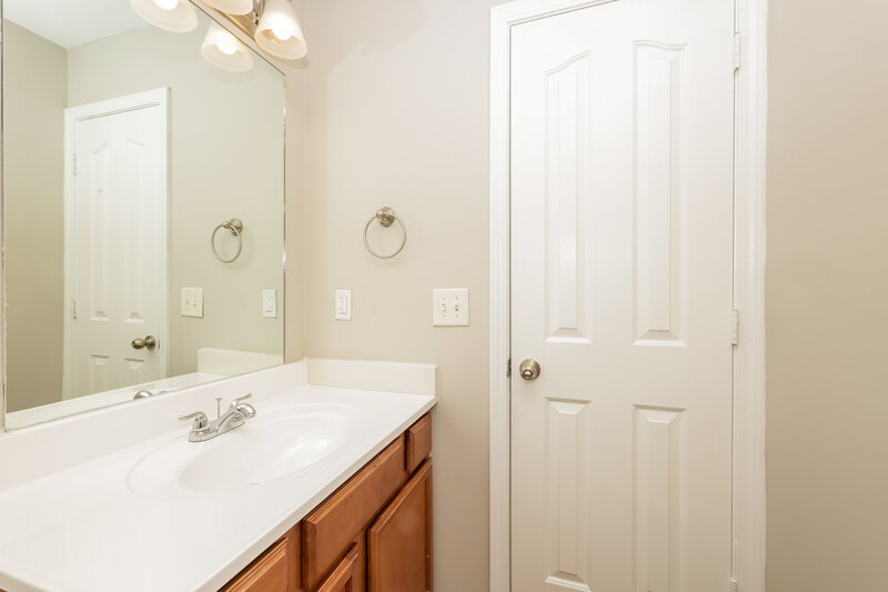 1,490/Mo, 8047 Logan Dr La Vergne, TN 37086 Main Bathroom View