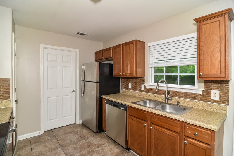 2,265/Mo, 145 Lyndhurst Dr La Vergne, TN 37086 Kitchen View 2