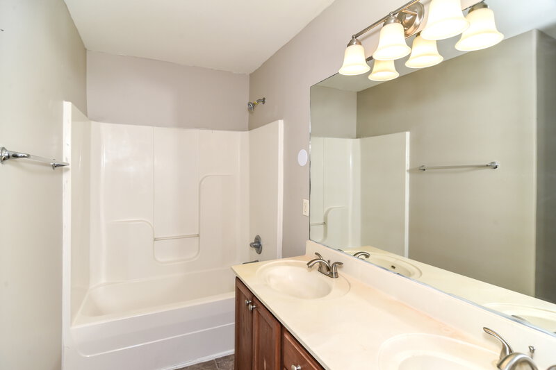 2,265/Mo, 145 Lyndhurst Dr La Vergne, TN 37086 Main Bathroom View