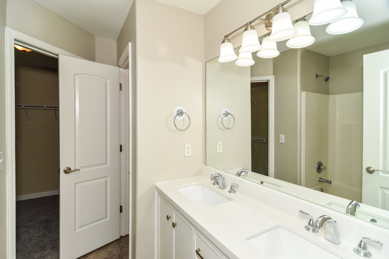 2,265/Mo, 145 Lyndhurst Dr La Vergne, TN 37086 Bathroom View