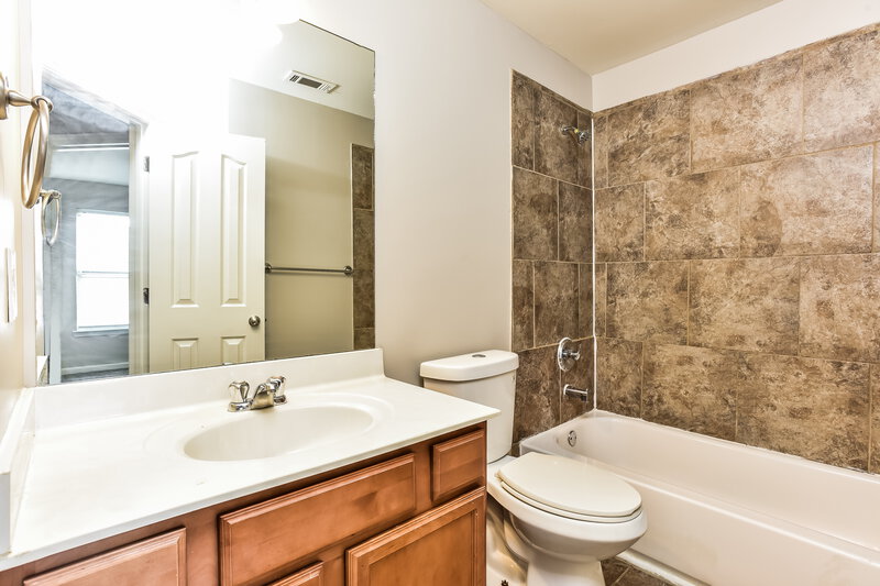 2,430/Mo, 8043 Logan Dr La Vergne, TN 37086 Main Bathroom View