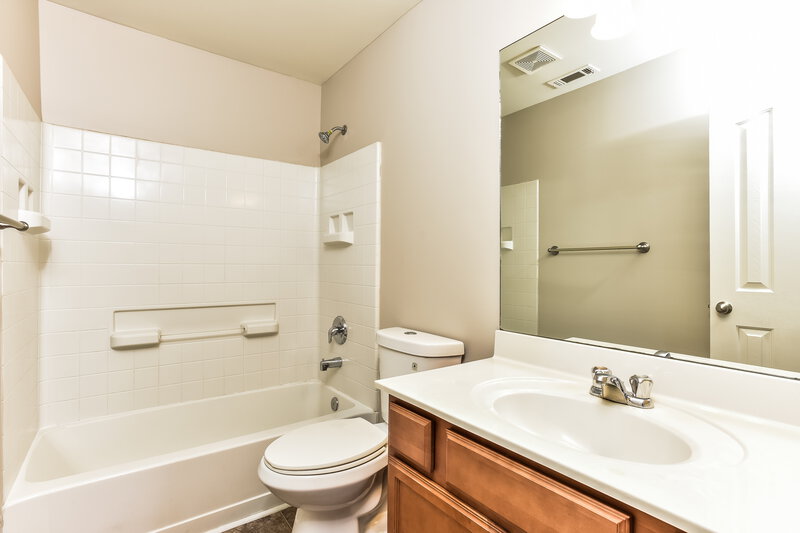 2,430/Mo, 8043 Logan Dr La Vergne, TN 37086 Bathroom View
