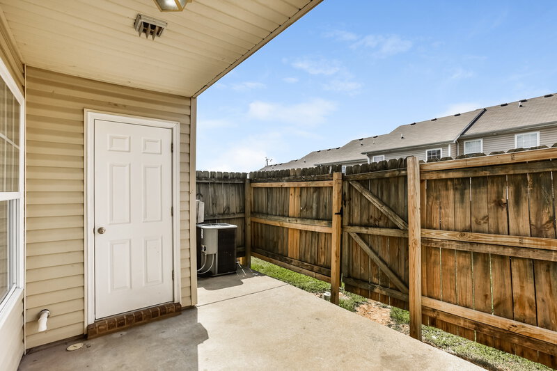 2,430/Mo, 8043 Logan Dr La Vergne, TN 37086 Covered Pstio View