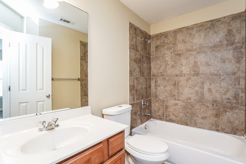 2,430/Mo, 8043 Logan Dr La Vergne, TN 37086 Bathroom View 2