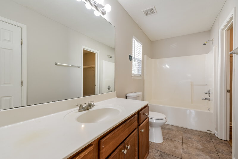 1,680/Mo, 283 Bill Stewart Blvd La Vergne, TN 37086 Main Bathroom View