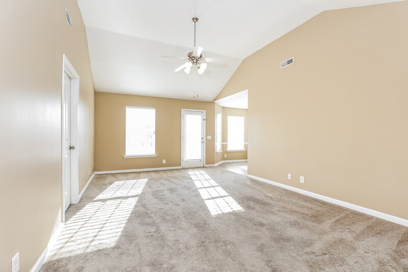 1,740/Mo, 1137 Phelissa Dr La Vergne, TN 37086 Living Room View 2