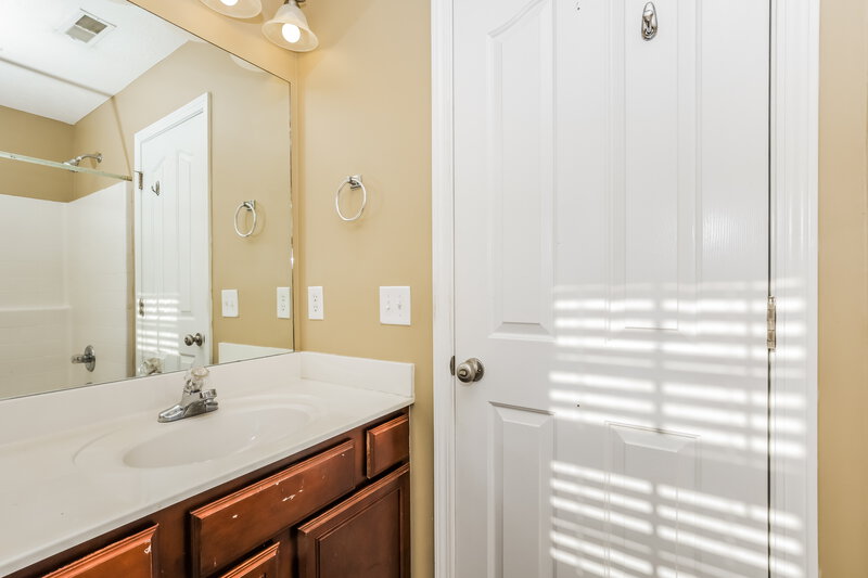 1,740/Mo, 1137 Phelissa Dr La Vergne, TN 37086 Main Bathroom View 2