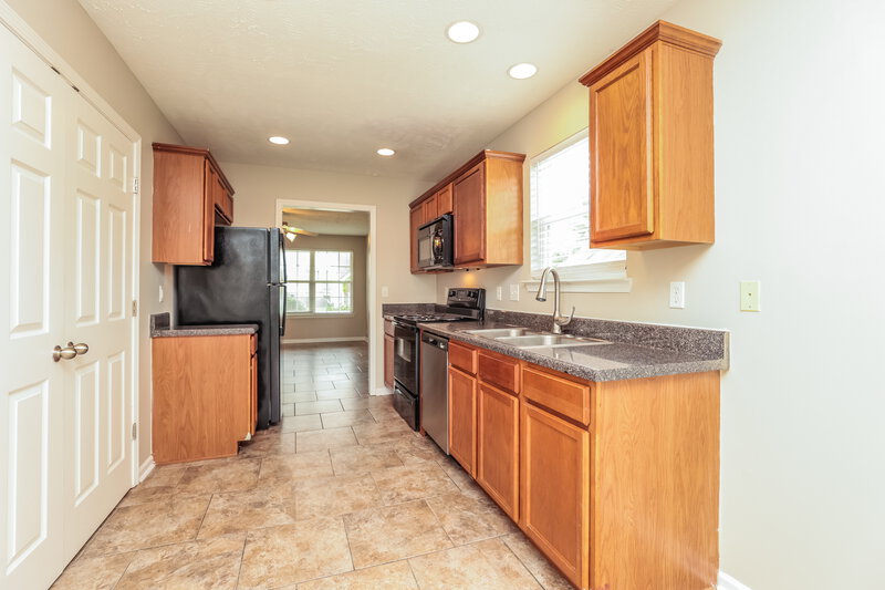 1,940/Mo, 174 Howard Woody Dr La Vergne, TN 37086 Kitchen View 2