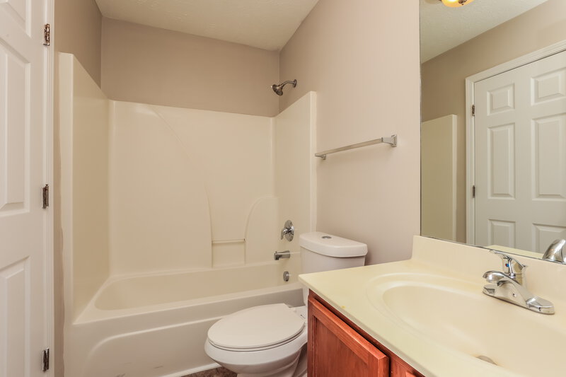 1,940/Mo, 174 Howard Woody Dr La Vergne, TN 37086 Main Bathroom View