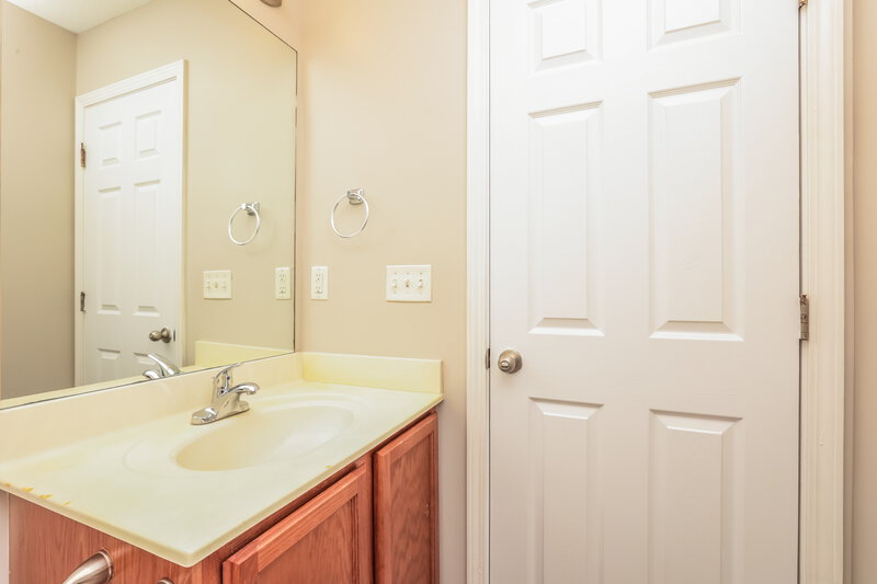 1,940/Mo, 174 Howard Woody Dr La Vergne, TN 37086 Main Bathroom View 2