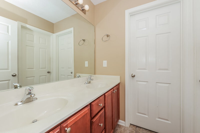 2,010/Mo, 305 Sarna Dr La Vergne, TN 37086 Main Bathroom View