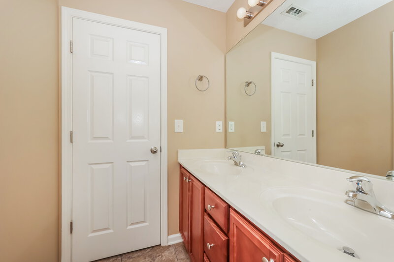 2,010/Mo, 305 Sarna Dr La Vergne, TN 37086 Main Bathroom View 2