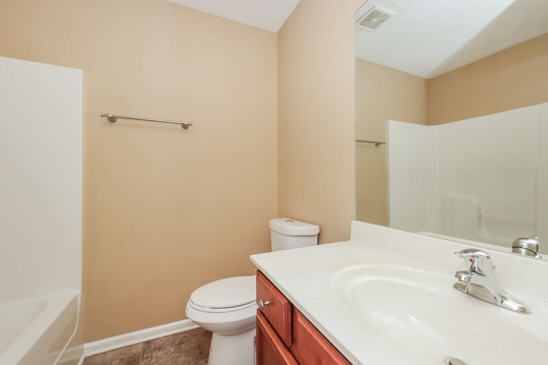 2,010/Mo, 305 Sarna Dr La Vergne, TN 37086 Bathroom View