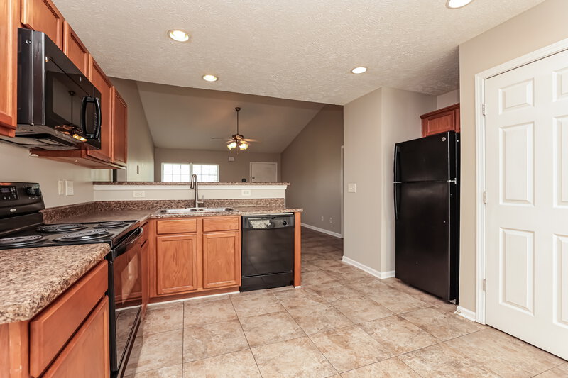 2,065/Mo, 165 Howard Woody Dr La Vergne, TN 37086 Kitchen View 3