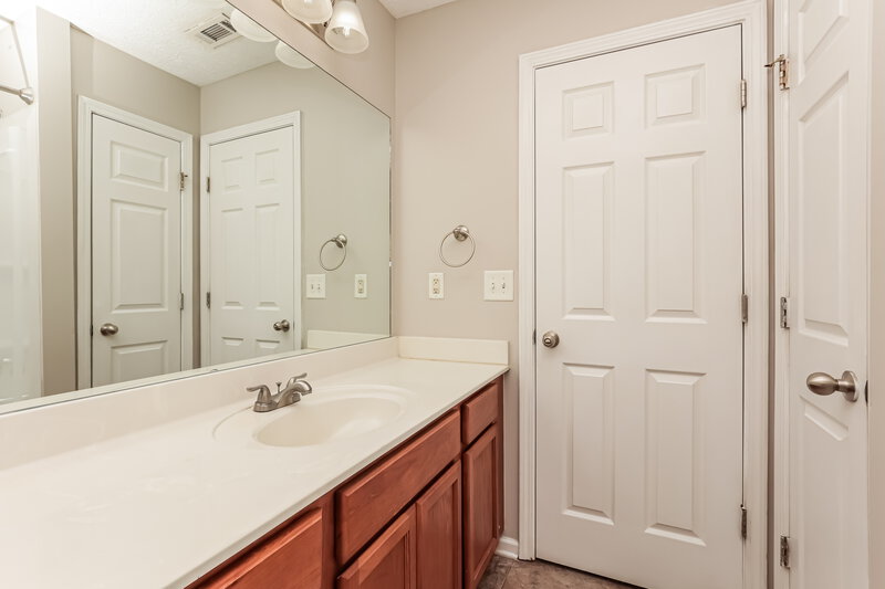 2,065/Mo, 165 Howard Woody Dr La Vergne, TN 37086 Main Bathroom View