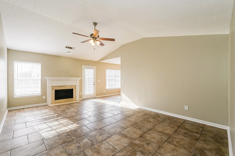 2,150/Mo, 176 Howard Woody Dr La Vergne, TN 37086 Living Room View