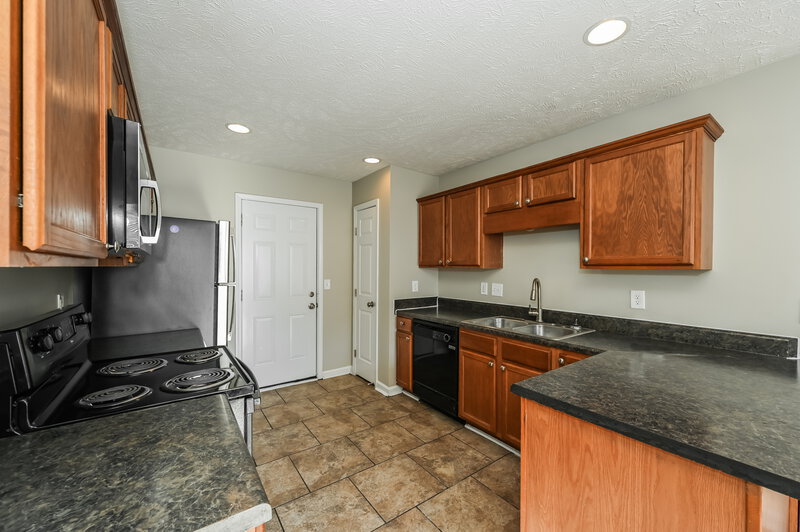 2,150/Mo, 176 Howard Woody Dr La Vergne, TN 37086 Kitchen View 2