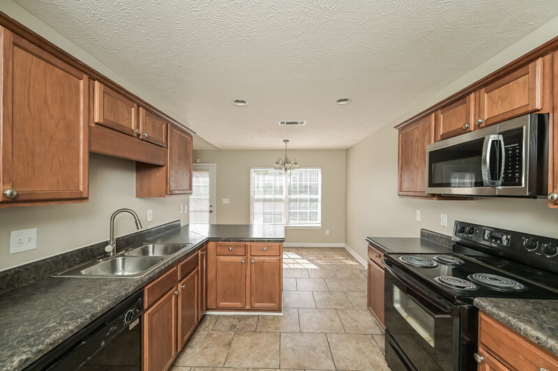 2,150/Mo, 176 Howard Woody Dr La Vergne, TN 37086 Kitchen View 3
