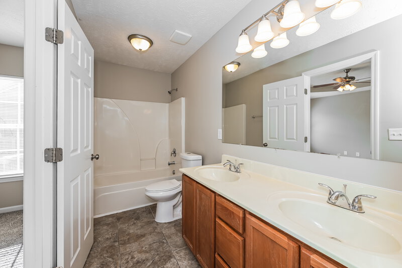 2,150/Mo, 176 Howard Woody Dr La Vergne, TN 37086 Main Bathroom View