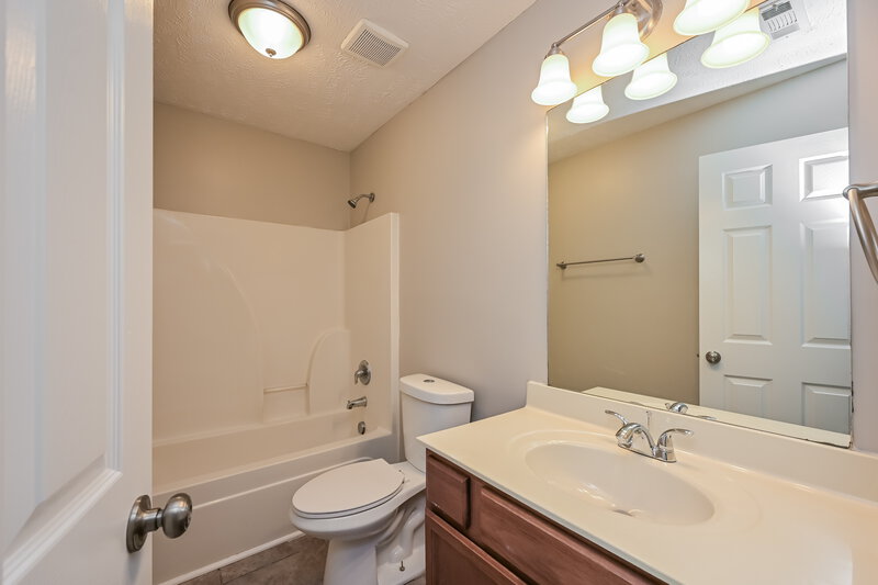 2,150/Mo, 176 Howard Woody Dr La Vergne, TN 37086 Bathroom View