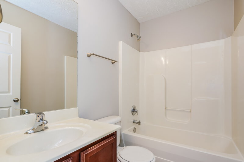 2,480/Mo, 313 Sarna Dr La Vergne, TN 37086 Bathroom View