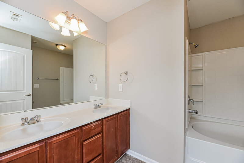 2,505/Mo, 163 Lyndhurst Dr La Vergne, TN 37086 Main Bathroom View
