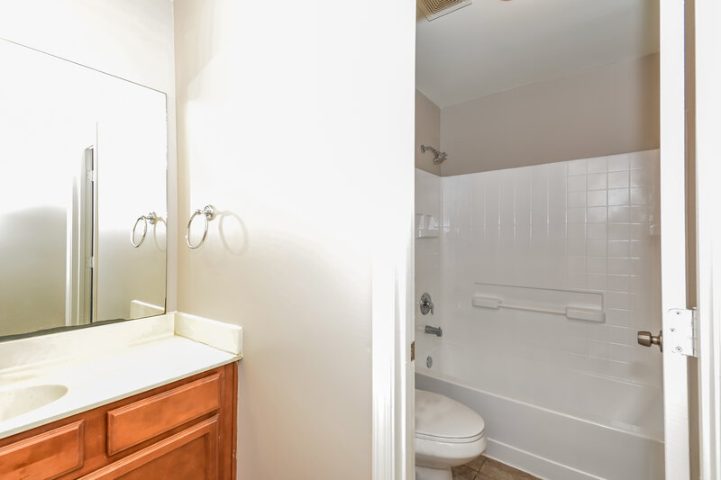 2,625/Mo, 1101 Modesto Ct La Vergne, TN 37086 Main Bathroom View