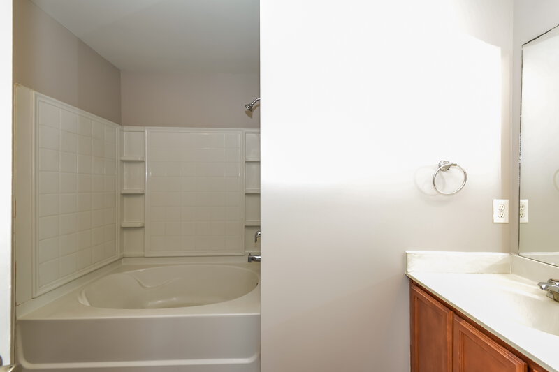 2,625/Mo, 1101 Modesto Ct La Vergne, TN 37086 Main Bathroom View 2