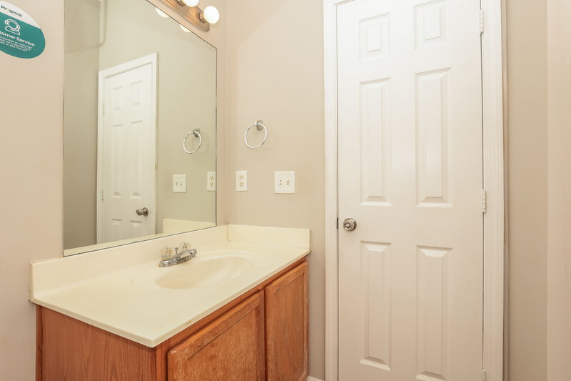 1,980/Mo, 1207 Larzelere Ln La Vergne, TN 37086 Bathroom View 2