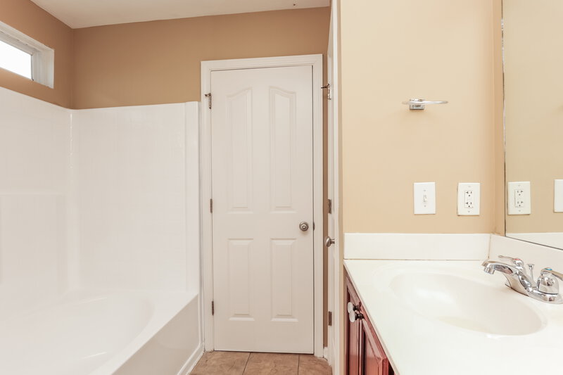 1,860/Mo, 1008 Cheryl Ln La Vergne, TN 37086 Main Bathroom View