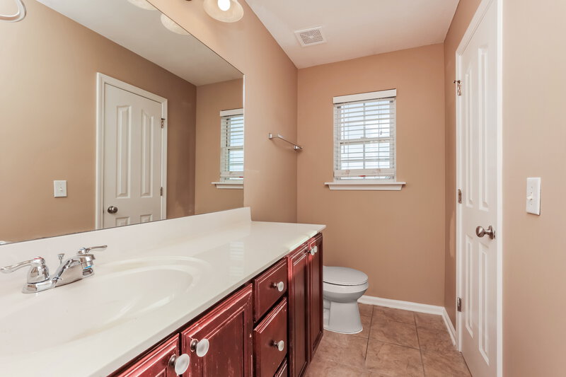 1,860/Mo, 1008 Cheryl Ln La Vergne, TN 37086 Main Bathroom View 2