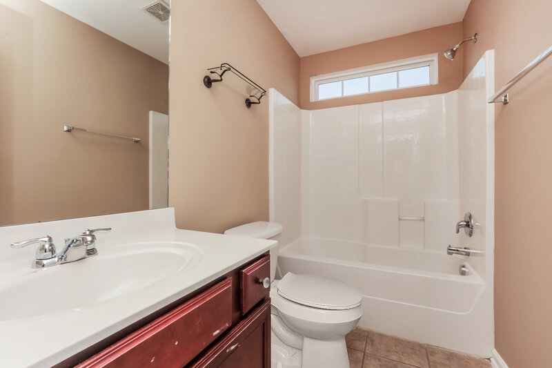 1,860/Mo, 1008 Cheryl Ln La Vergne, TN 37086 Bathroom View