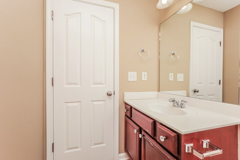 1,860/Mo, 1008 Cheryl Ln La Vergne, TN 37086 Bathroom View 2