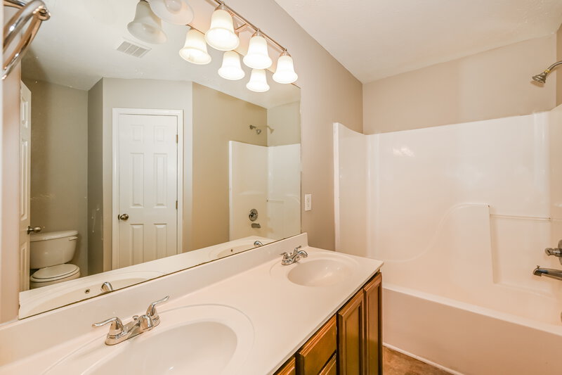 2,070/Mo, 1303 Tonya Dr La Vergne, TN 37086 Main Bathroom View