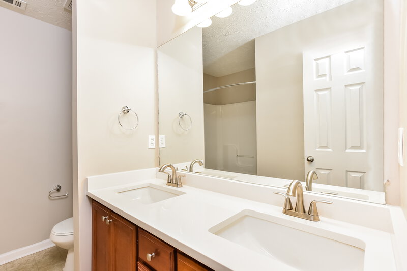1,820/Mo, 134 Lyndhurst Dr La Vergne, TN 37086 Main Bathroom View