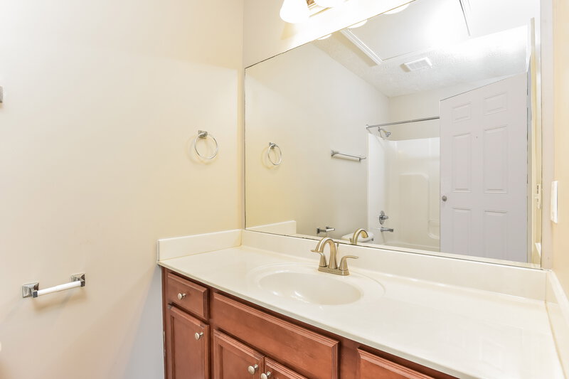 1,820/Mo, 134 Lyndhurst Dr La Vergne, TN 37086 Bathroom View