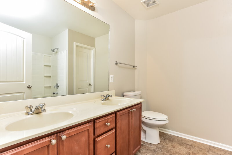 2,520/Mo, 165 Lyndhurst Dr La Vergne, TN 37086 Main Bathroom View