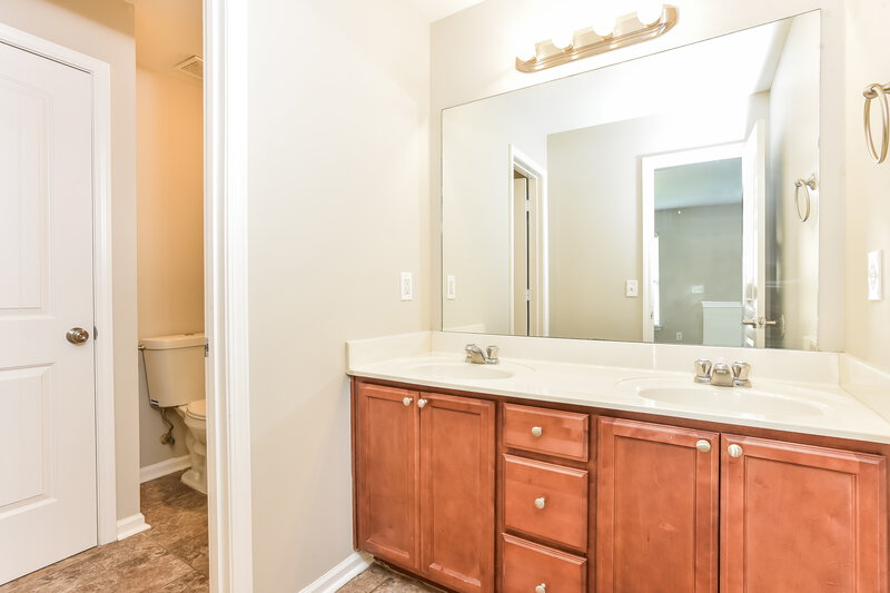 2,520/Mo, 165 Lyndhurst Dr La Vergne, TN 37086 Bathroom View