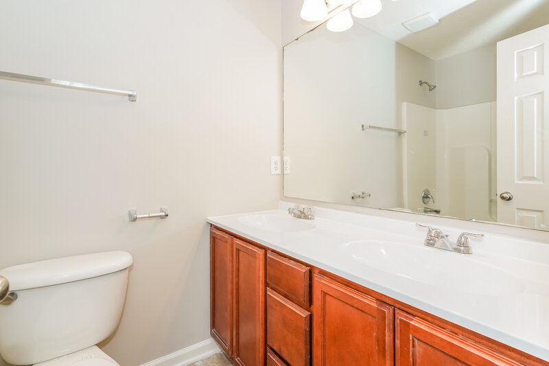 1,545/Mo, 8028 Logan Dr La Vergne, TN 37086 Main Bathroom View