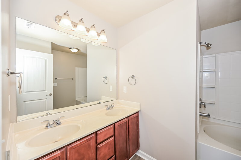 2,595/Mo, 167 Lyndhurst Dr La Vergne, TN 37086 Main Bathroom View