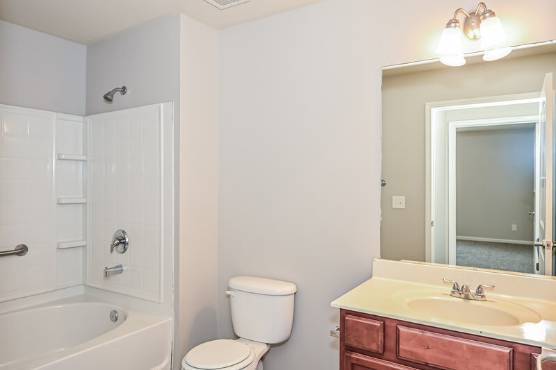 2,595/Mo, 167 Lyndhurst Dr La Vergne, TN 37086 Bathroom View