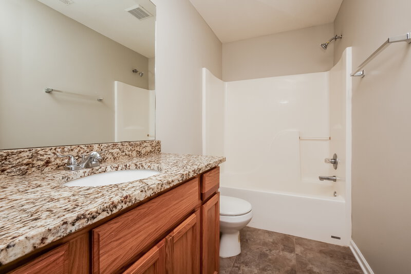2,055/Mo, 1440 Westview Dr Murfreesboro, TN 37128 Main Bathroom View