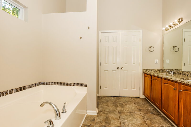 2,500/Mo, 398 Roxie Ct Murfreesboro, TN 37128 Main Bathroom View