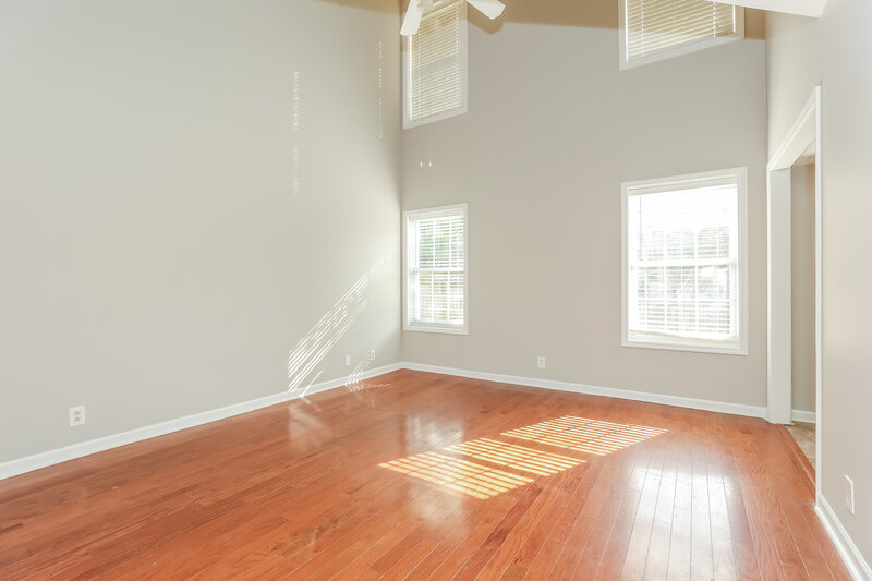 2,270/Mo, 1421 Westview Dr Murfreesboro, TN 37128 Living Room View