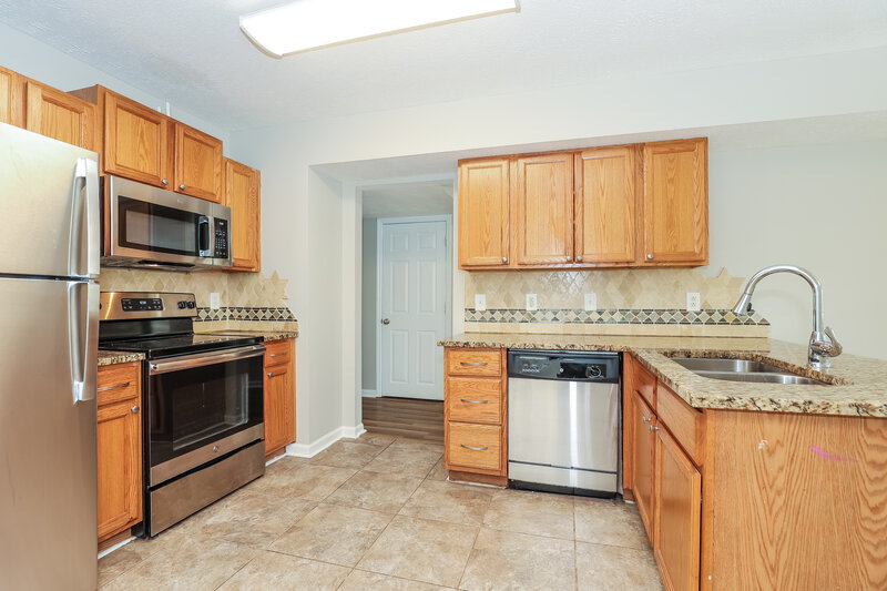 2,270/Mo, 1421 Westview Dr Murfreesboro, TN 37128 Kitchen View 2