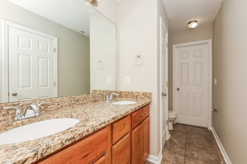 2,270/Mo, 1421 Westview Dr Murfreesboro, TN 37128 Main Bathroom View
