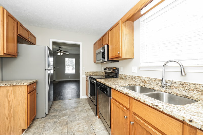 1,860/Mo, 1502 Killarney Dr Murfreesboro, TN 37128 Kitchen View 2