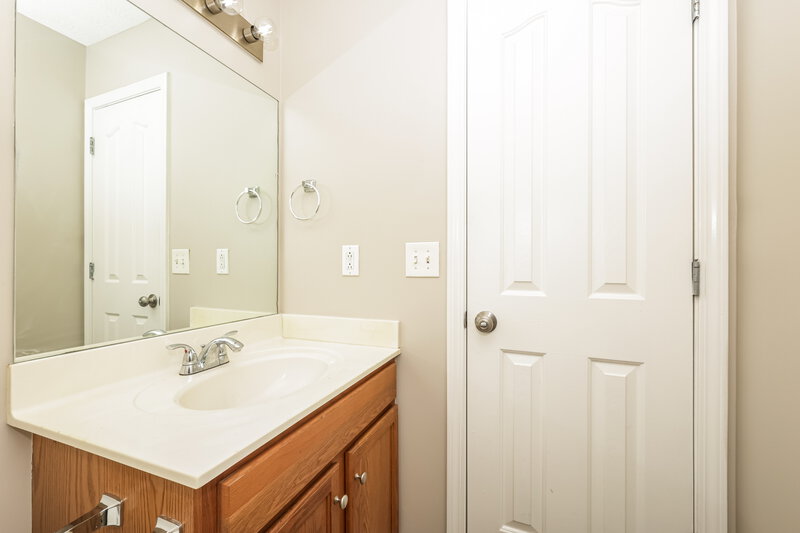 1,860/Mo, 1502 Killarney Dr Murfreesboro, TN 37128 Bathroom View 2